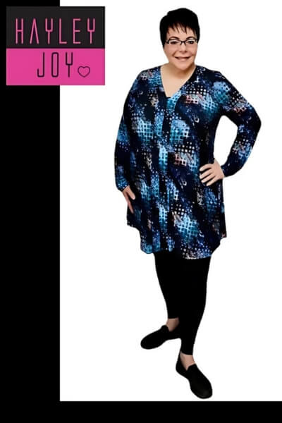 Hayley is wearing a 2XL Blue Night Sky Miracle stolling top with 2Xl black Bon Bon leggings - PINK label