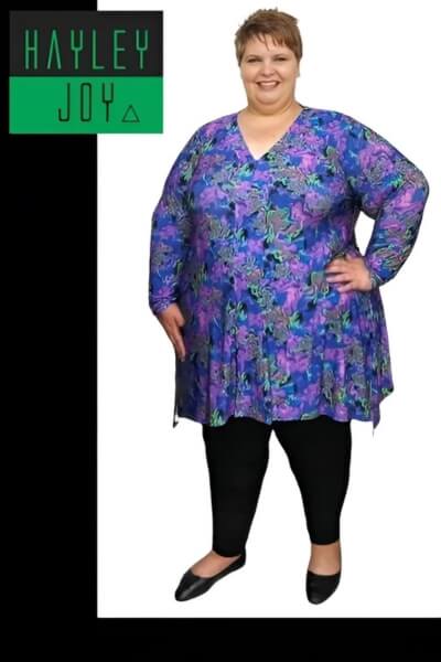 Nadia is wearing 5XL leggings and a 5XL Miracle Stolling Top with side point detail - EMERALD GREEN label